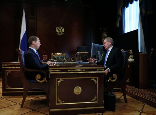 Премьер-министр РФ Д. Медведев встретился с гендиректором ПАО "Аэрофлот" В. Савельевым