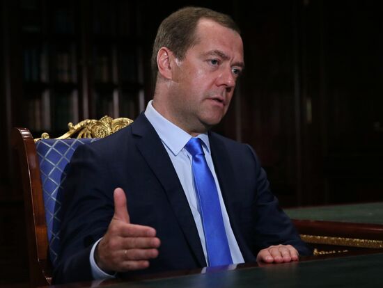 Премьер-министр РФ Д. Медведев встретился с гендиректором ПАО "Аэрофлот" В. Савельевым