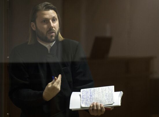 Заседание суда по делу обвиняемого в педофилии священника Глеба Грозовского в Санкт-Петербурге