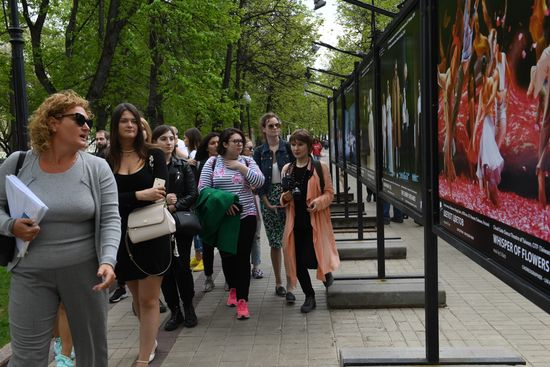 Фотовыставка "Театры мира в Москве. Страницы Чеховского фестиваля"