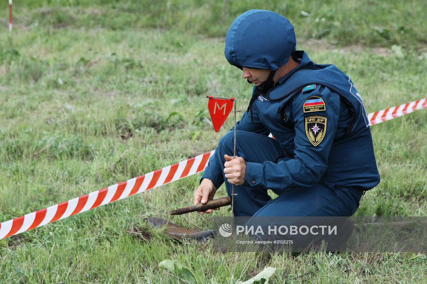 МЧС ДНР провело разминирование территории с. Солнцево в Донецкой области
