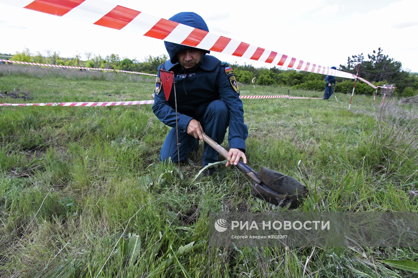 МЧС ДНР провело разминирование территории с. Солнцево в Донецкой области