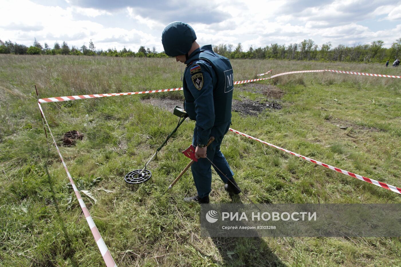 МЧС ДНР провело разминирование территории с. Солнцево в Донецкой области