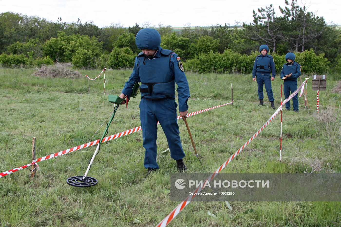 МЧС ДНР провело разминирование территории с. Солнцево в Донецкой области