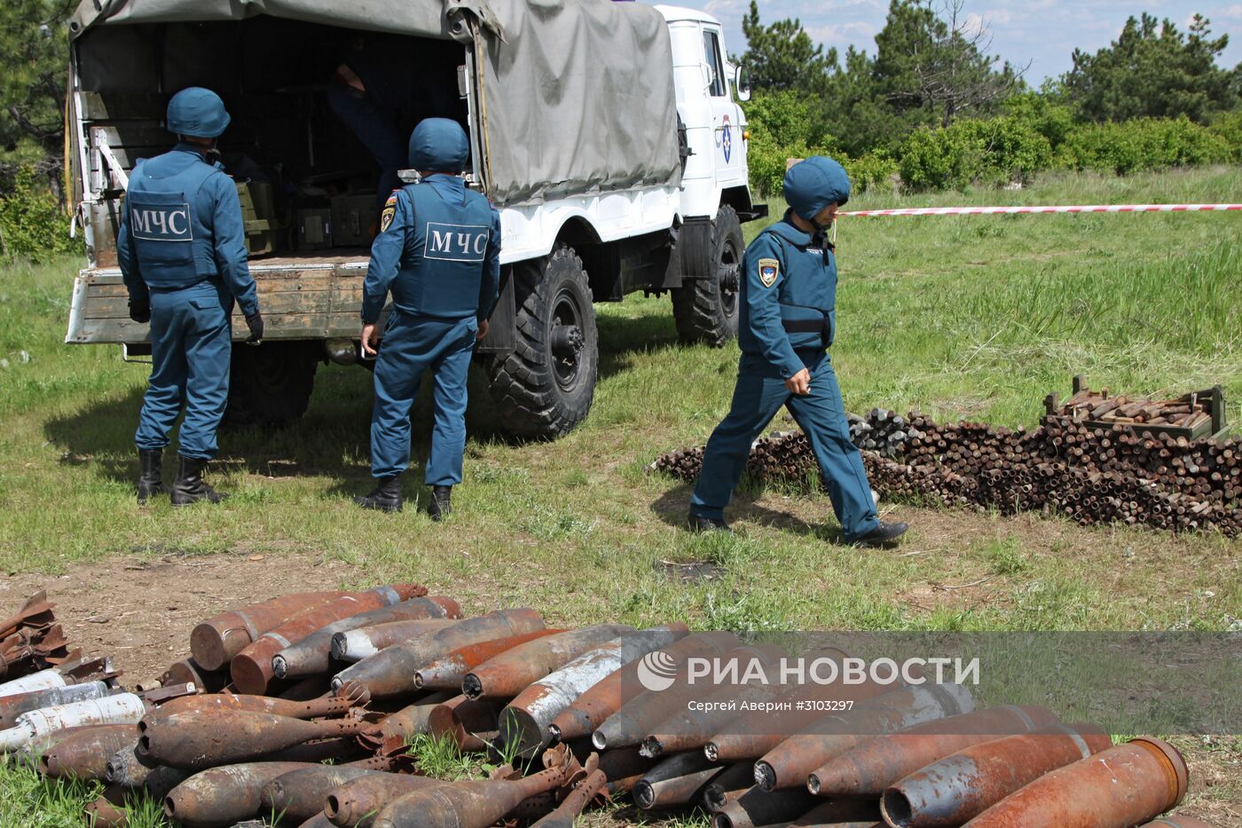 МЧС ДНР провело разминирование территории с. Солнцево в Донецкой области