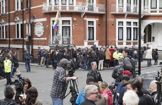 Прокуратура Швеции прекратила следствие по делу Ассанжа