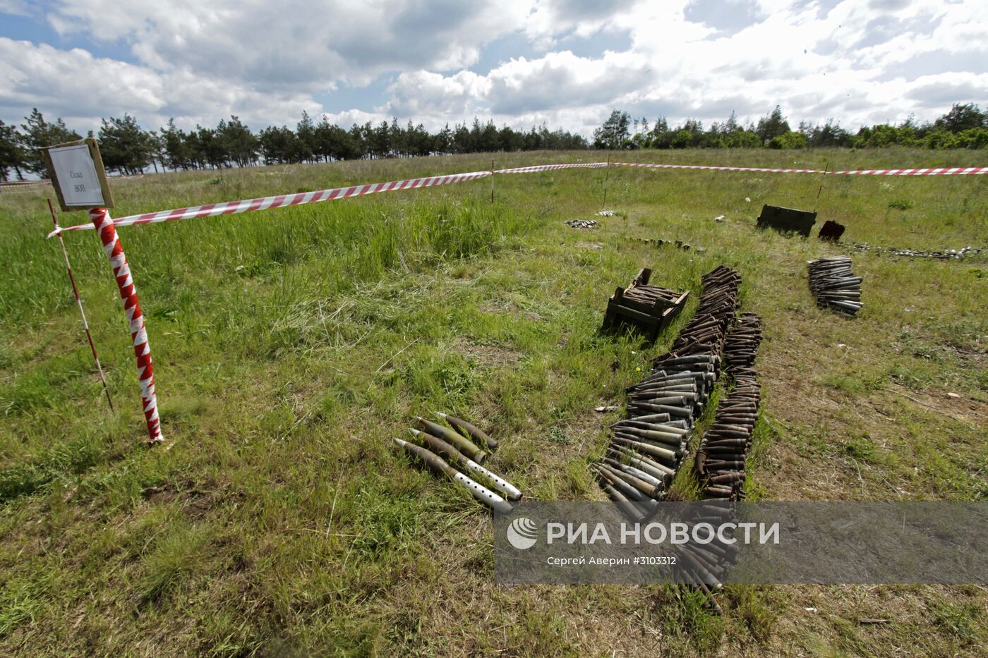 МЧС ДНР провело разминирование территории с. Солнцево в Донецкой области