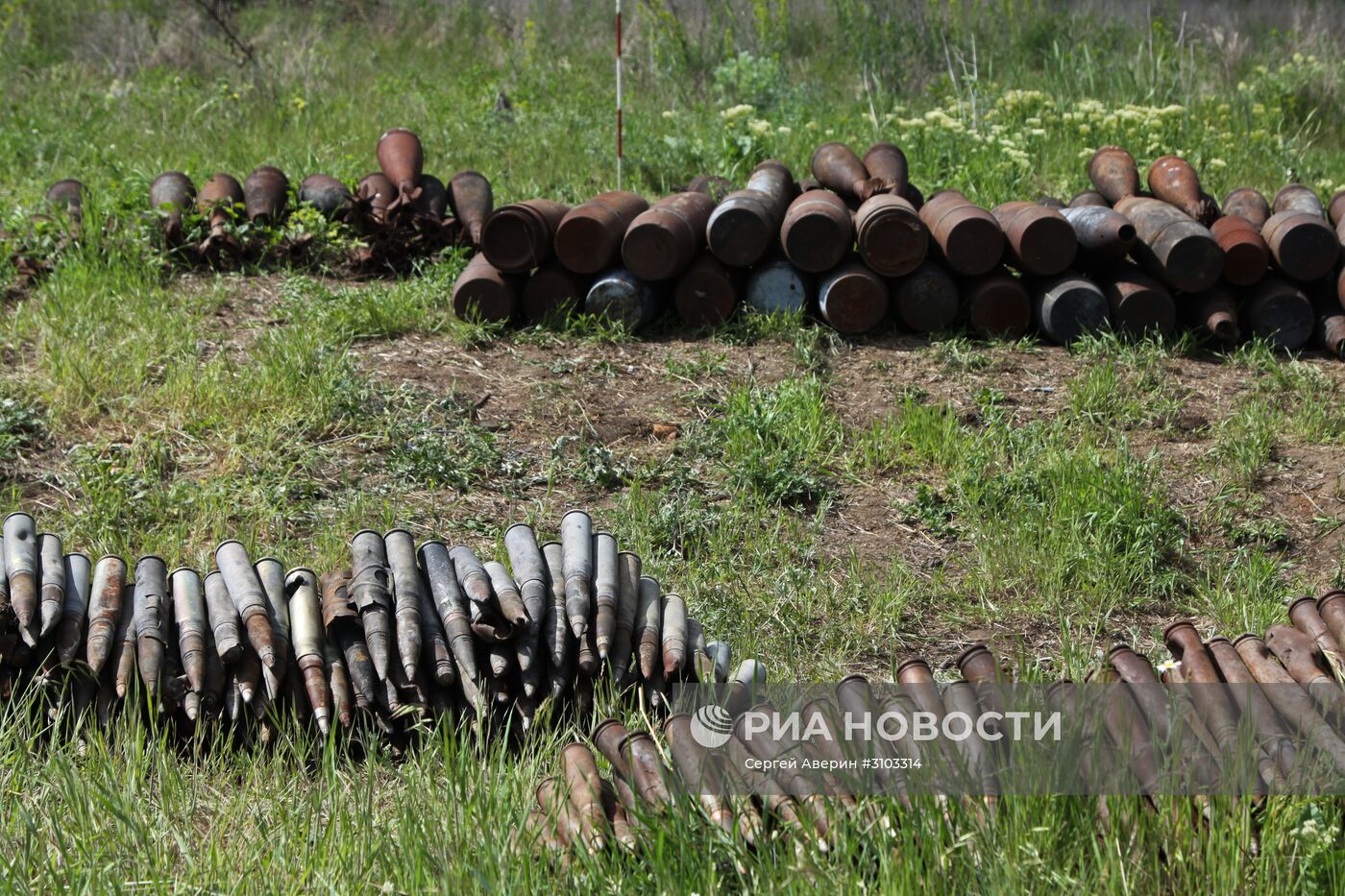 МЧС ДНР провело разминирование территории с. Солнцево в Донецкой области