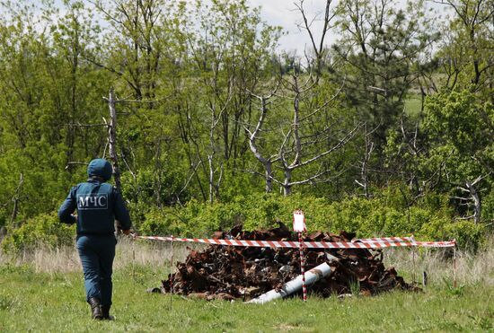 МЧС ДНР провело разминирование территории с. Солнцево в Донецкой области