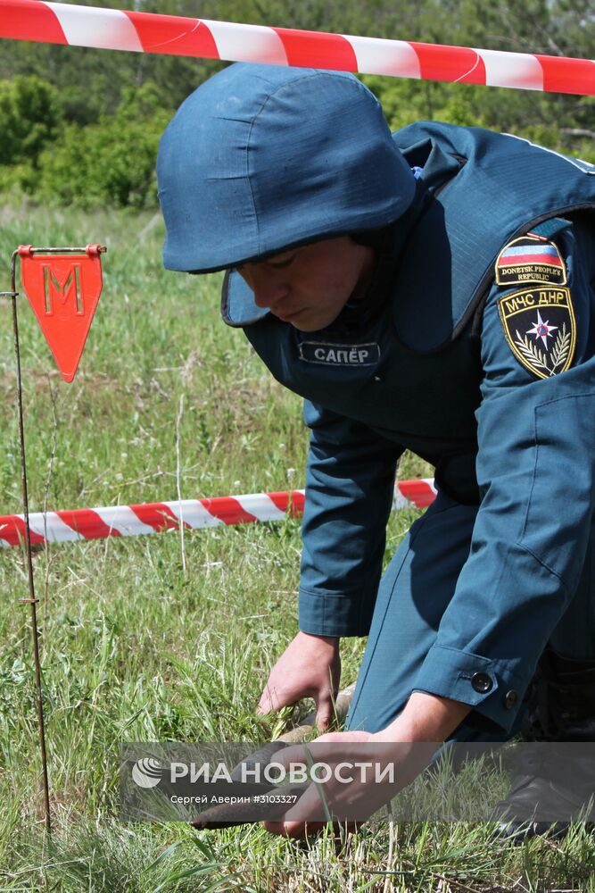 МЧС ДНР провело разминирование территории с. Солнцево в Донецкой области