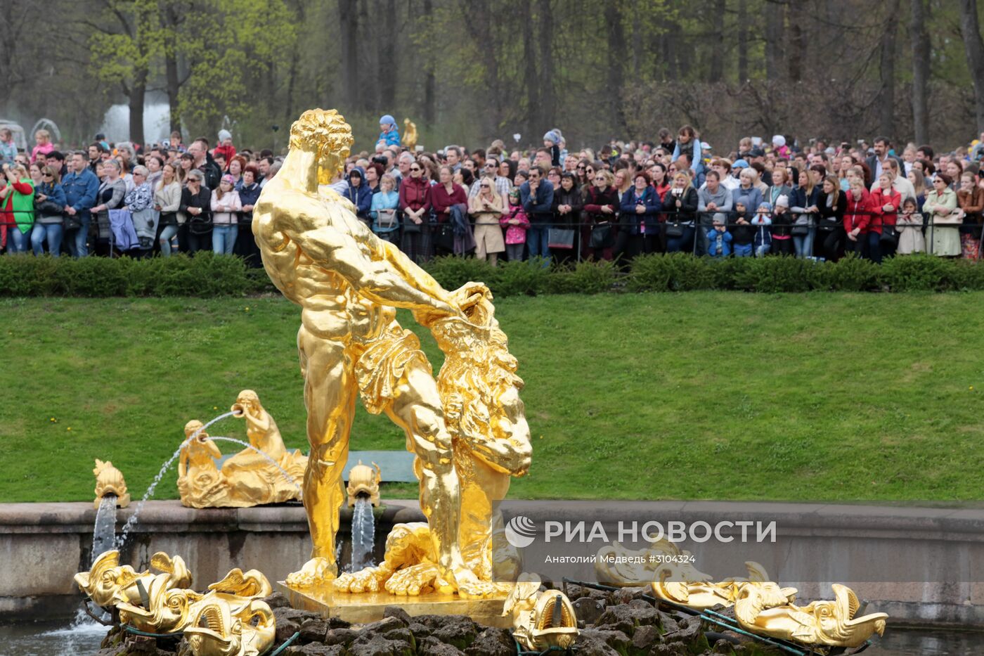 Театрализованный весенний праздник фонтанов в Петергофе