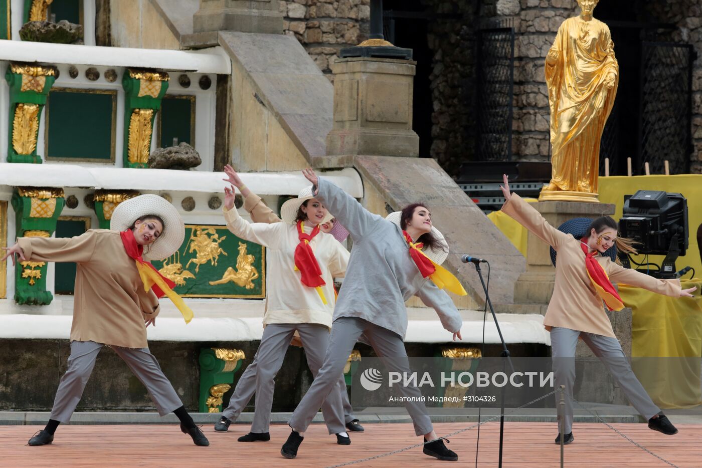 Театрализованный весенний праздник фонтанов в Петергофе