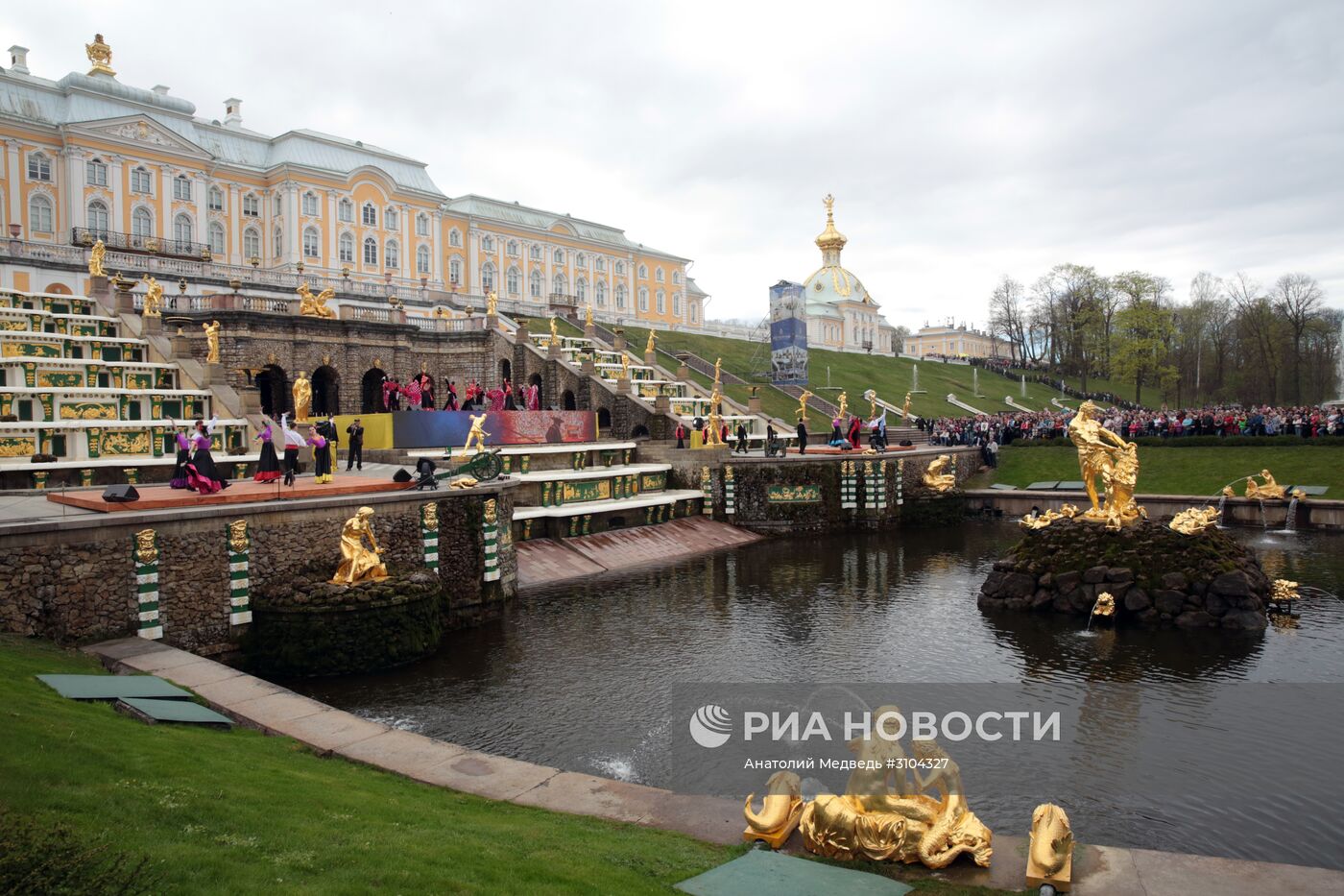 Театрализованный весенний праздник фонтанов в Петергофе