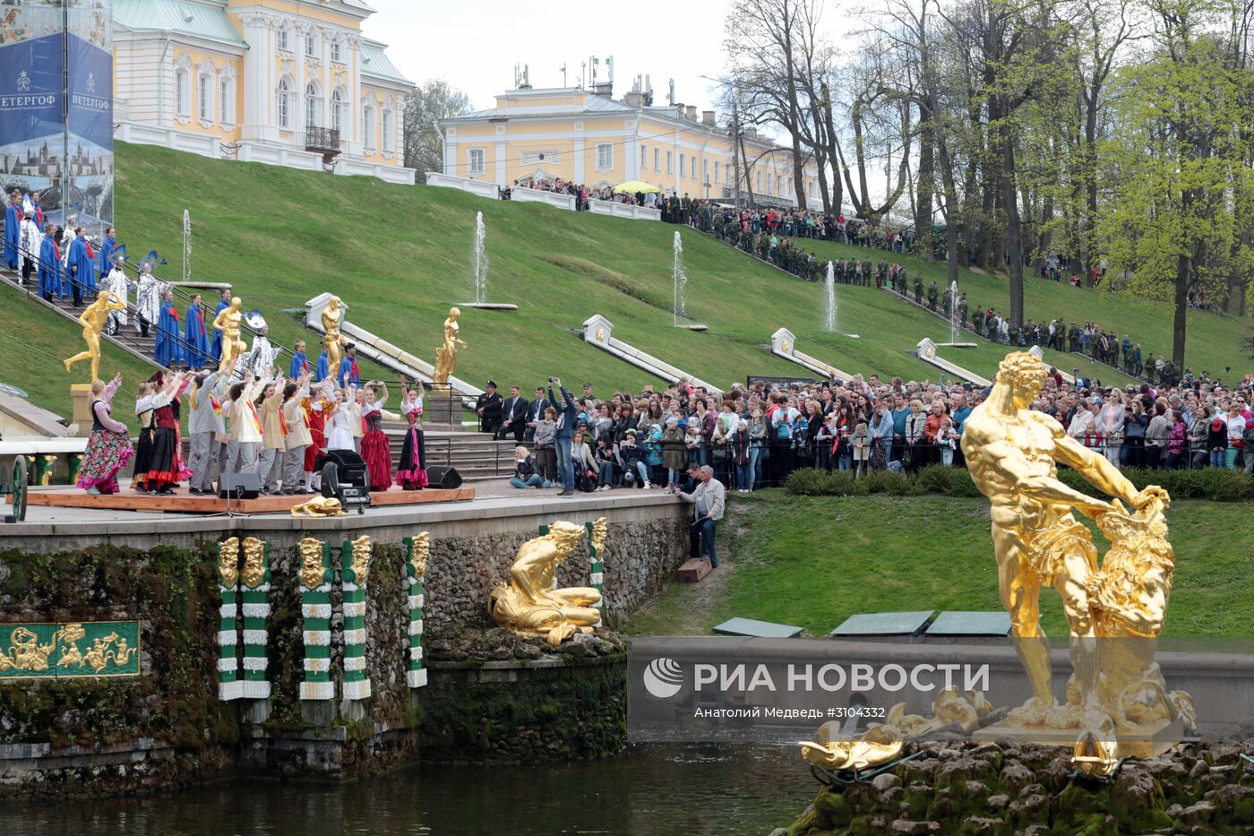 Театрализованный весенний праздник фонтанов в Петергофе