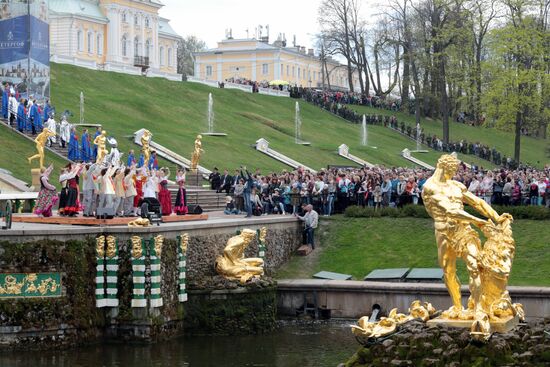 Театрализованный весенний праздник фонтанов в Петергофе