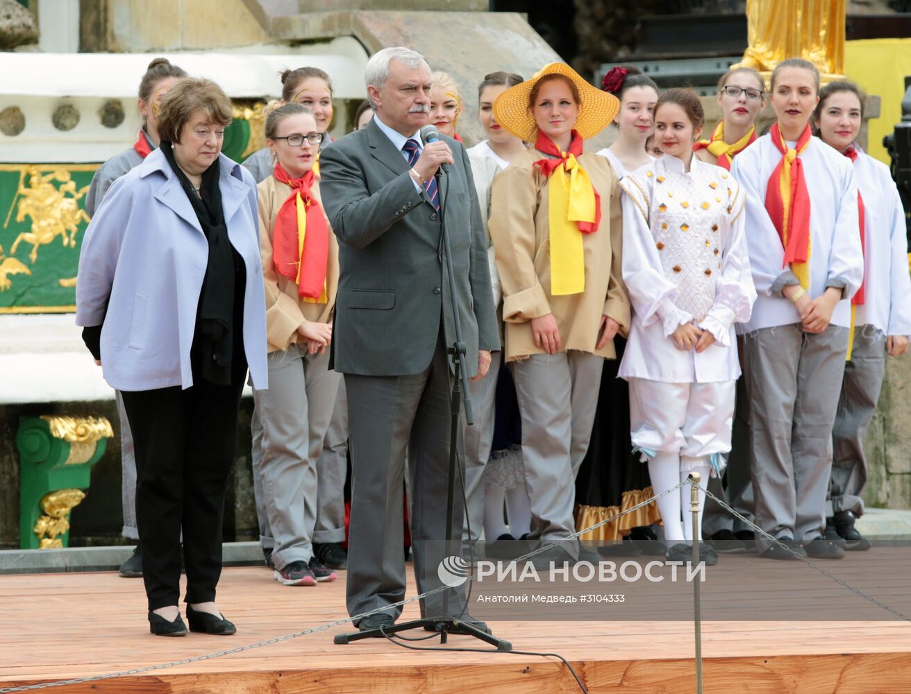 Театрализованный весенний праздник фонтанов в Петергофе