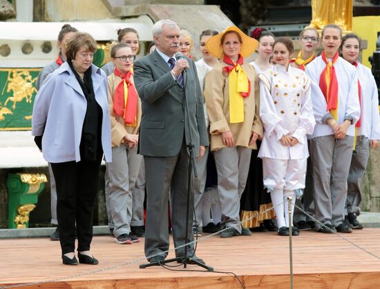 Театрализованный весенний праздник фонтанов в Петергофе