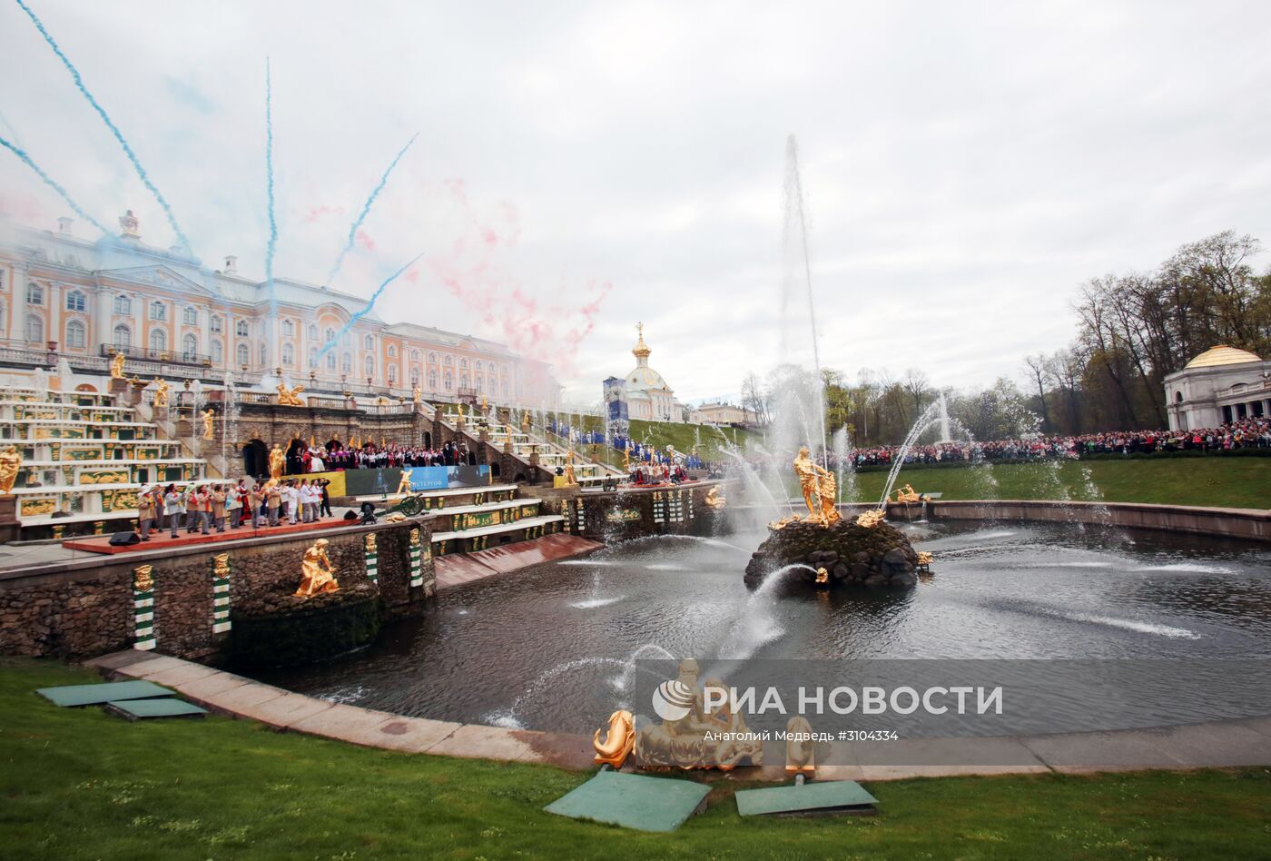 Театрализованный весенний праздник фонтанов в Петергофе