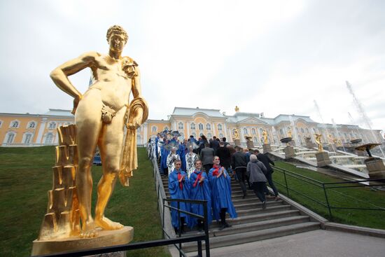 Театрализованный весенний праздник фонтанов в Петергофе