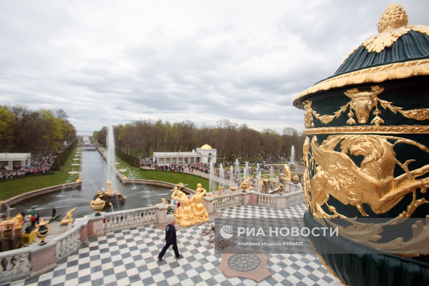 Театрализованный весенний праздник фонтанов в Петергофе