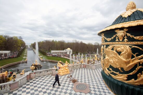 Театрализованный весенний праздник фонтанов в Петергофе