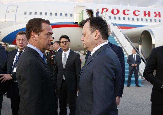Премьер-министр РФ Дмитрий Медведев прибыл в Стамбул для участия в саммите ОЧЭС