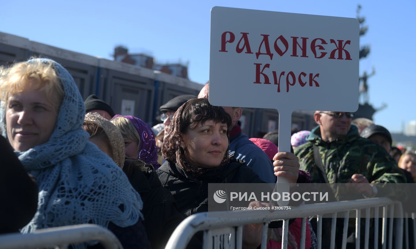 Поклонение верующих мощам святителя Николая Чудотворца в Храме Христа Спасителя