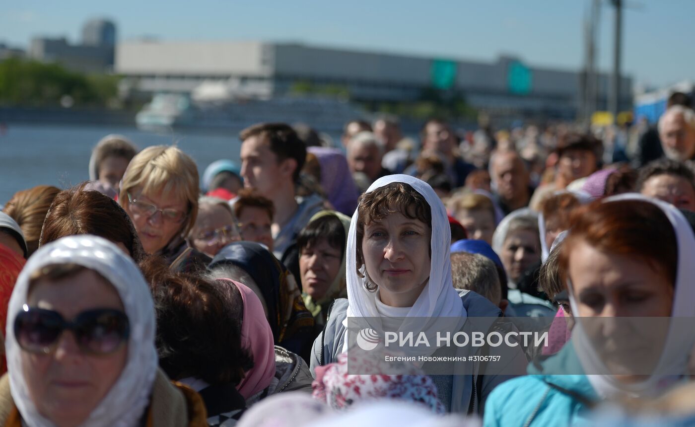 Поклонение верующих мощам святителя Николая Чудотворца в Храме Христа Спасителя