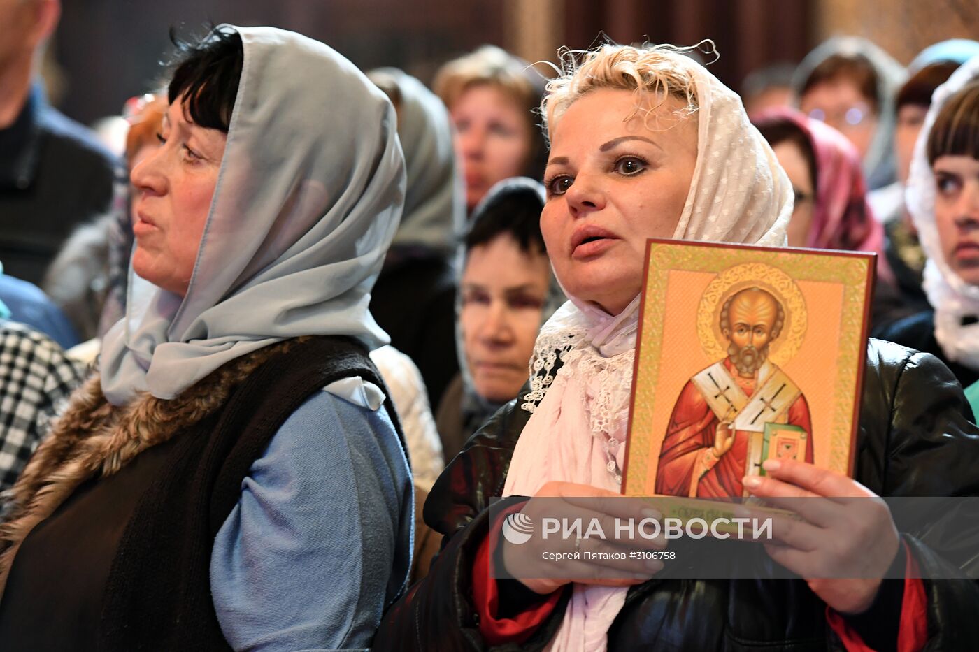 Поклонение верующих мощам святителя Николая Чудотворца в Храме Христа Спасителя