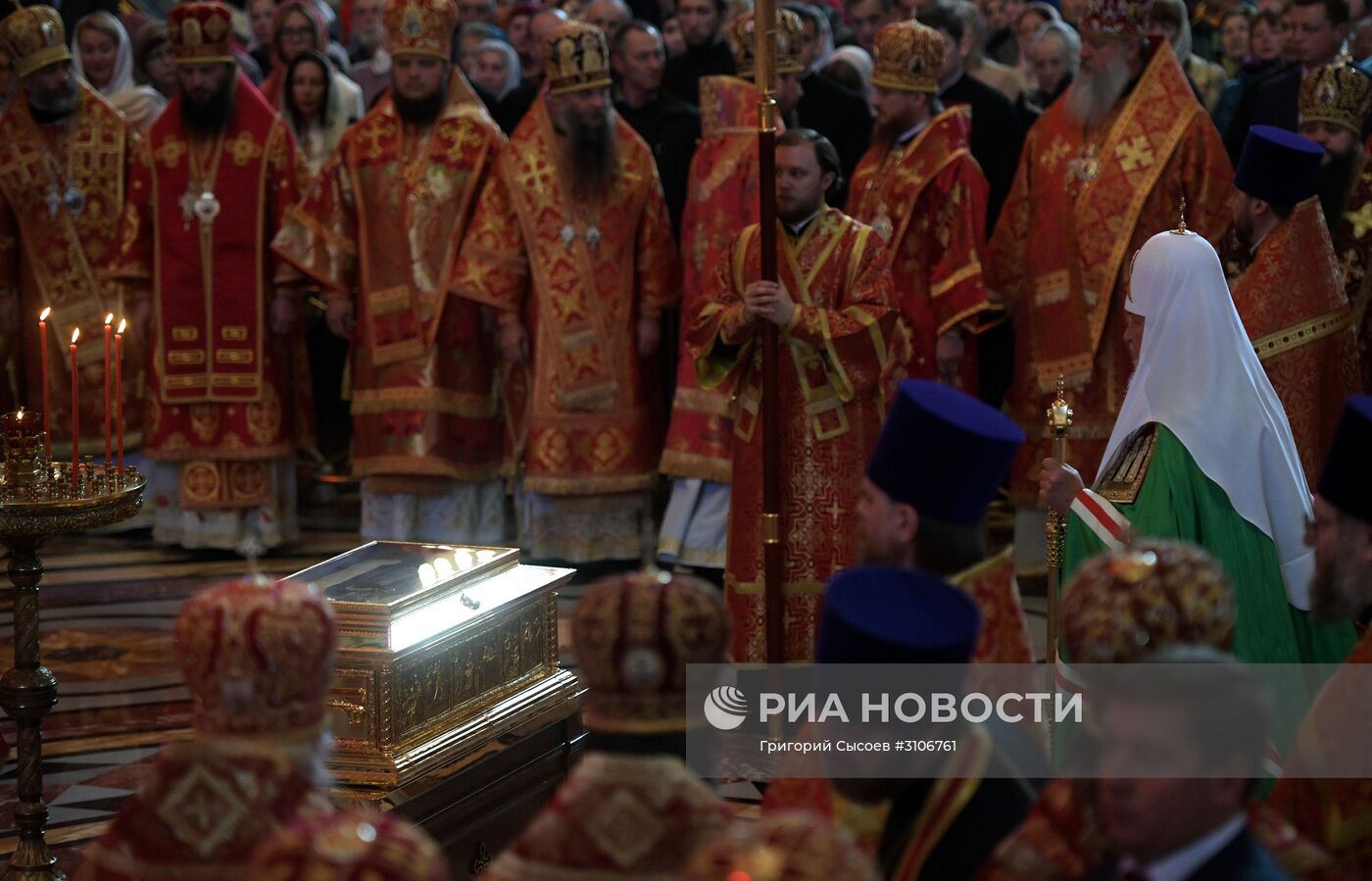 Поклонение верующих мощам святителя Николая Чудотворца в Храме Христа Спасителя