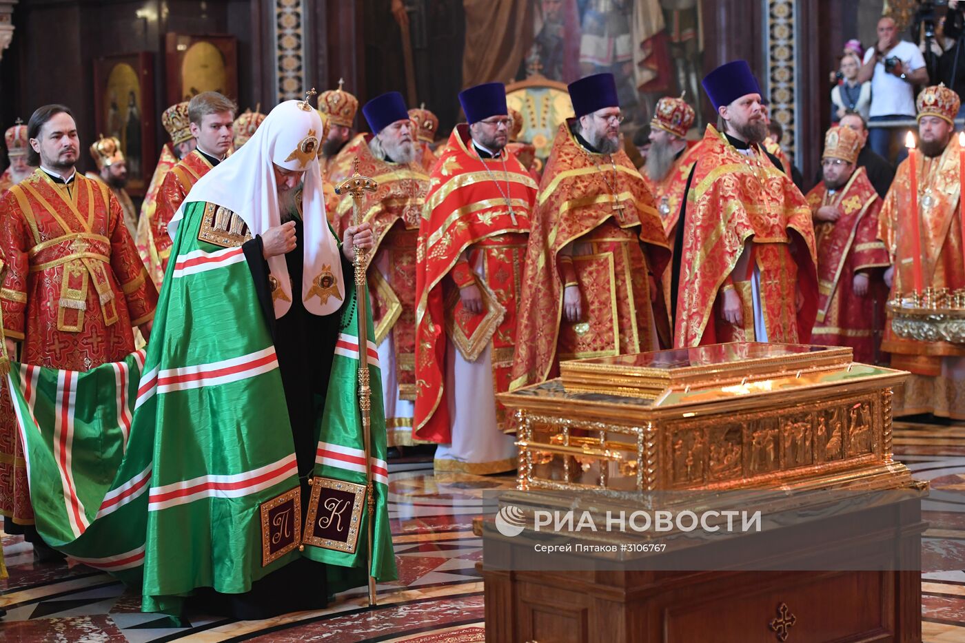 Поклонение верующих мощам святителя Николая Чудотворца в Храме Христа Спасителя