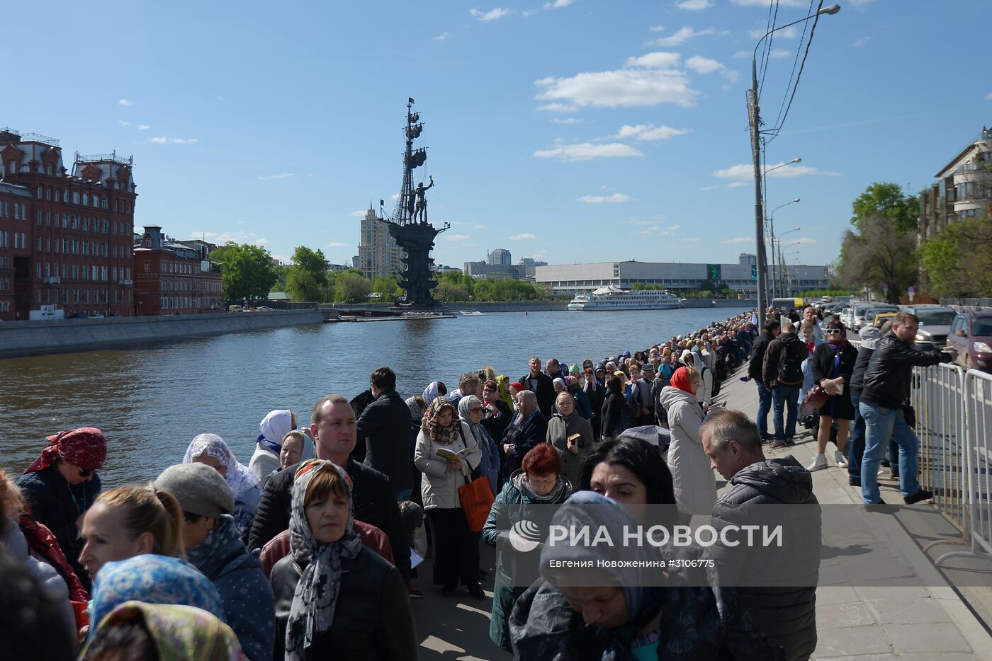 Поклонение верующих мощам святителя Николая Чудотворца в Храме Христа Спасителя