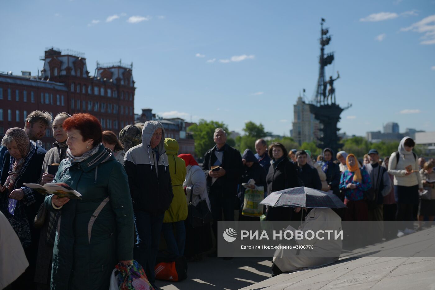 Поклонение верующих мощам святителя Николая Чудотворца в Храме Христа Спасителя