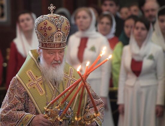 Поклонение верующих мощам святителя Николая Чудотворца в храме Христа Спасителя