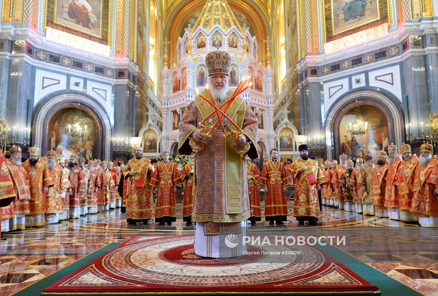 Поклонение верующих мощам святителя Николая Чудотворца в Храме Христа Спасителя