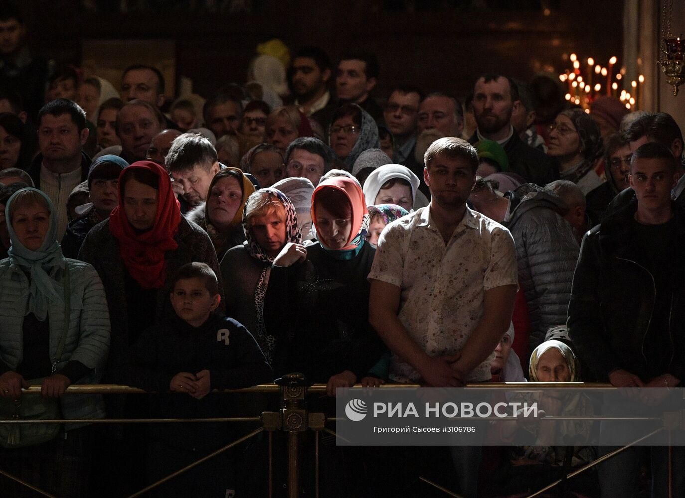 Поклонение верующих мощам святителя Николая Чудотворца в храме Христа Спасителя