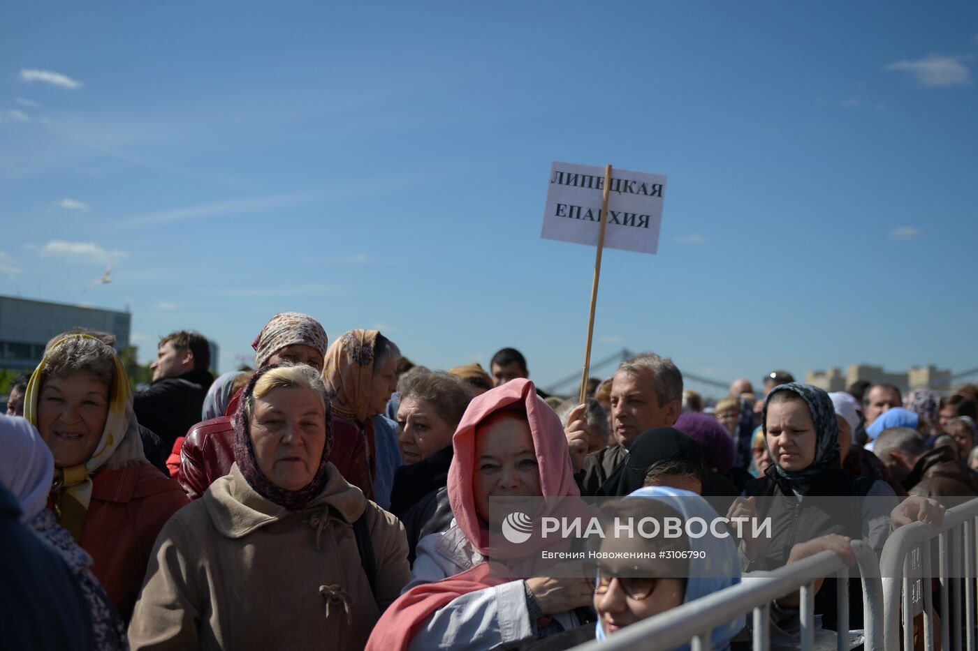 Поклонение верующих мощам святителя Николая Чудотворца в Храме Христа Спасителя