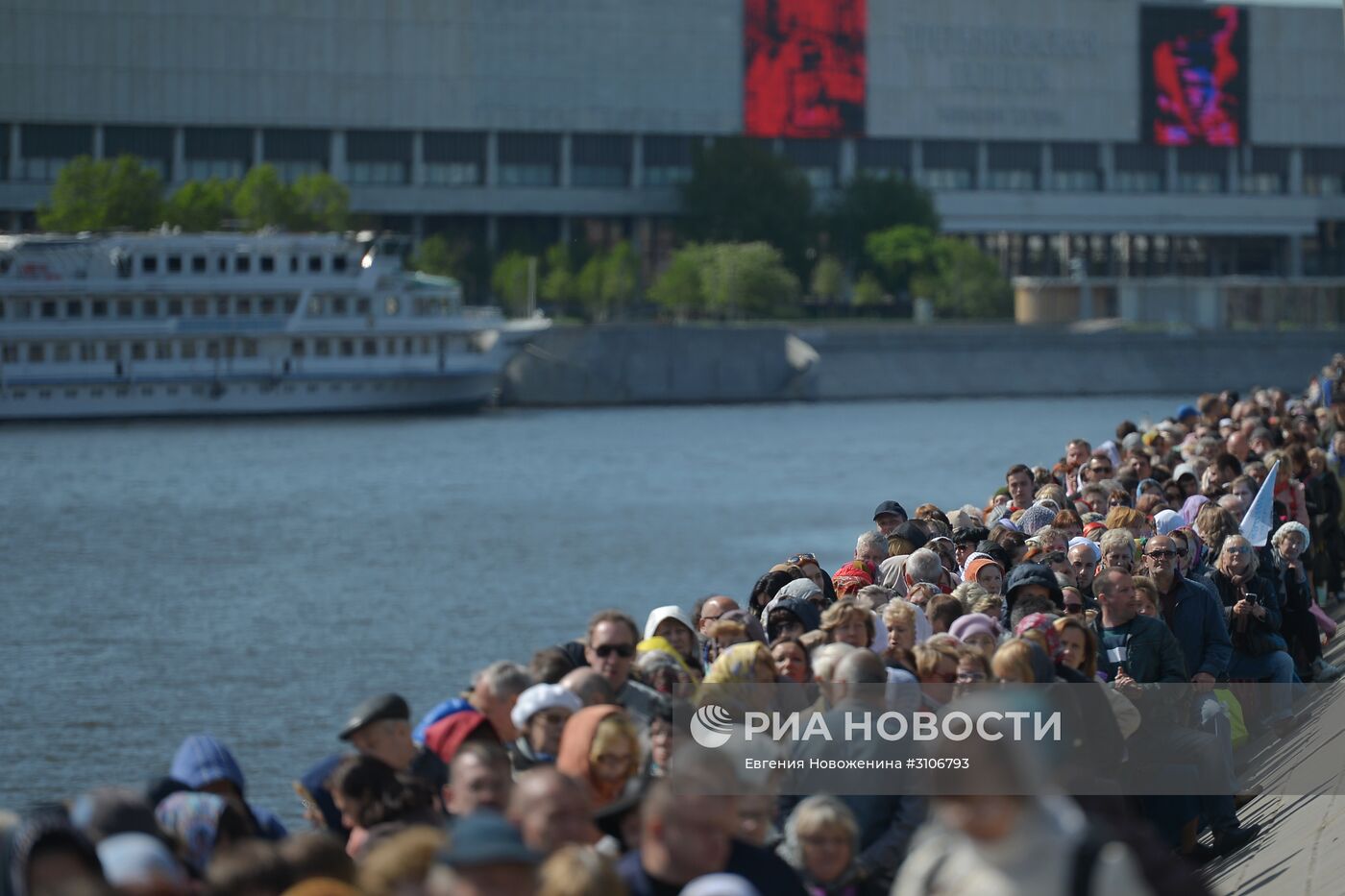 Поклонение верующих мощам святителя Николая Чудотворца в Храме Христа Спасителя