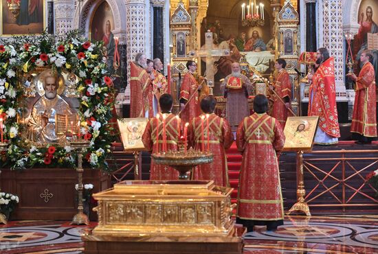 Поклонение верующих мощам святителя Николая Чудотворца в Храме Христа Спасителя