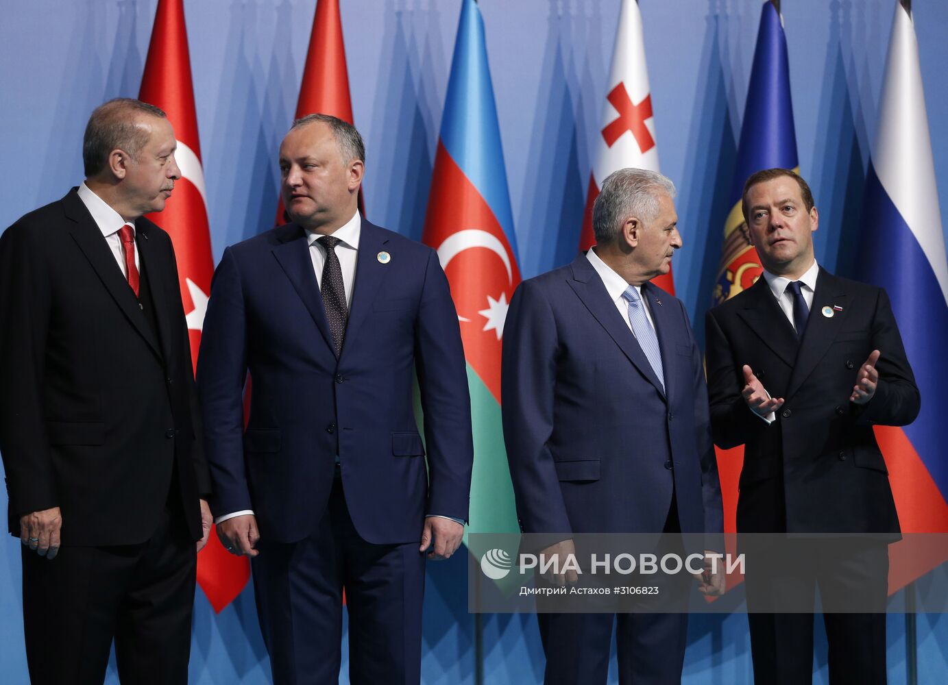 Премьер-министр РФ Д. Медведев на саммите ОЧЭС в Стамбуле