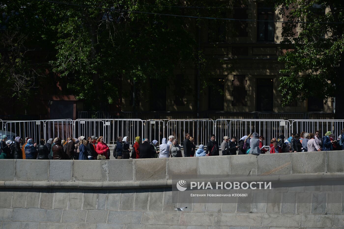 Поклонение верующих мощам святителя Николая Чудотворца в Храме Христа Спасителя