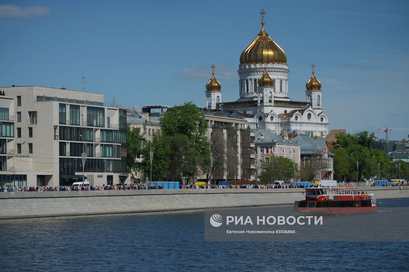 Поклонение верующих мощам святителя Николая Чудотворца в Храме Христа Спасителя