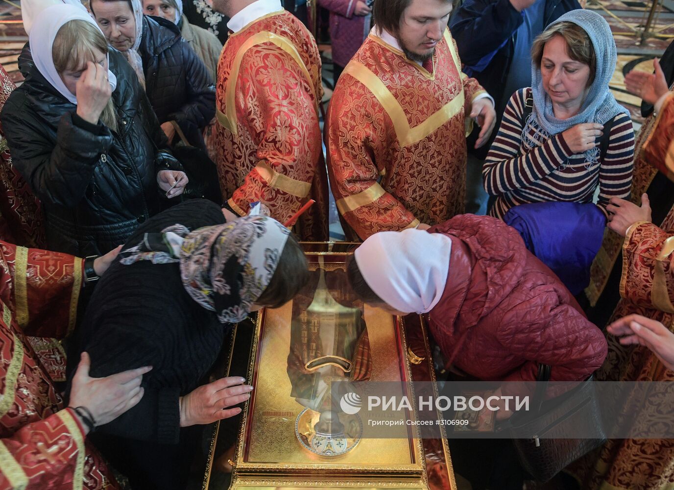 Поклонение верующих мощам святителя Николая Чудотворца в Храме Христа Спасителя