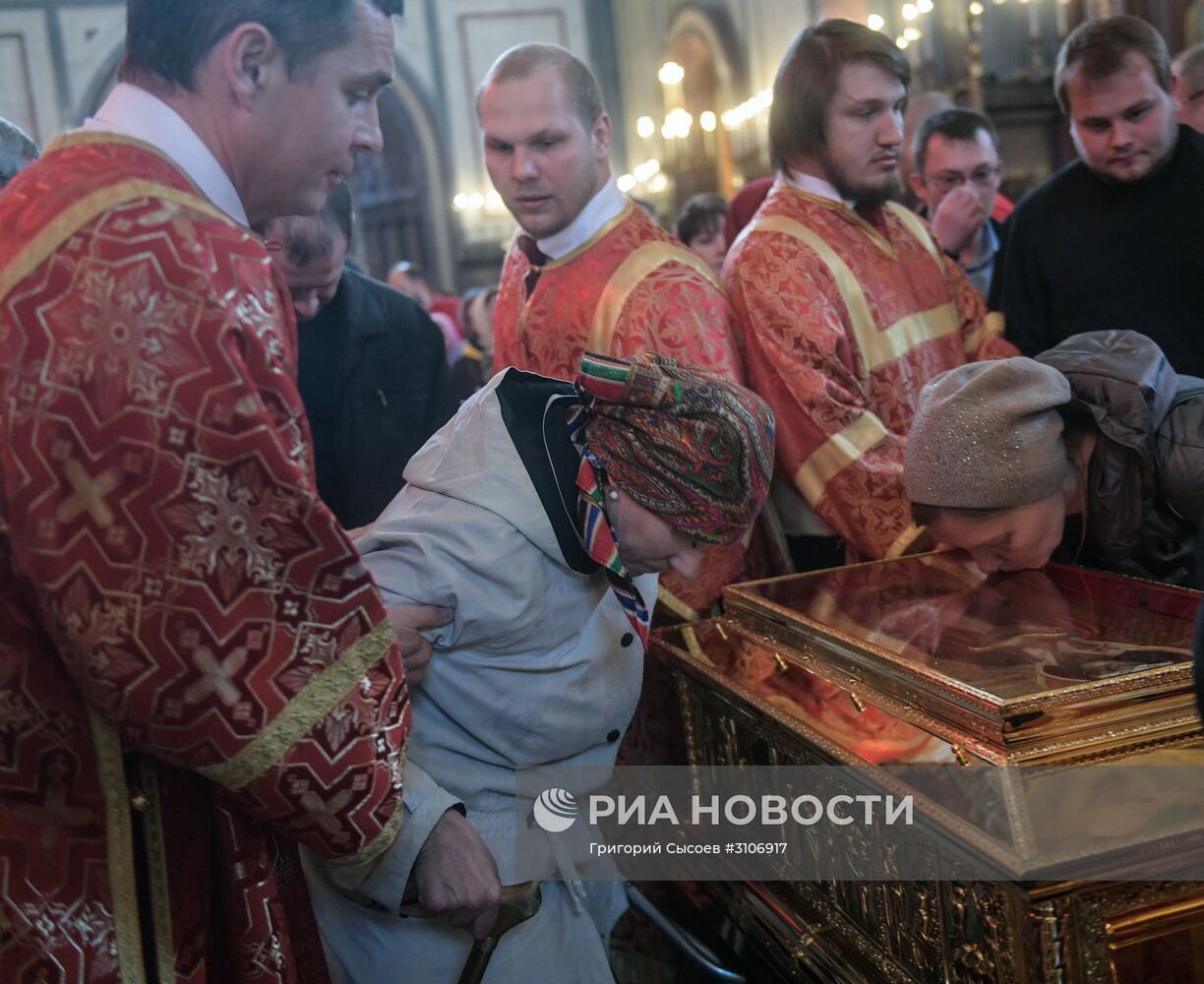 Поклонение верующих мощам святителя Николая Чудотворца в Храме Христа Спасителя