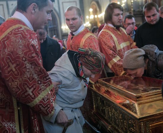 Поклонение верующих мощам святителя Николая Чудотворца в Храме Христа Спасителя