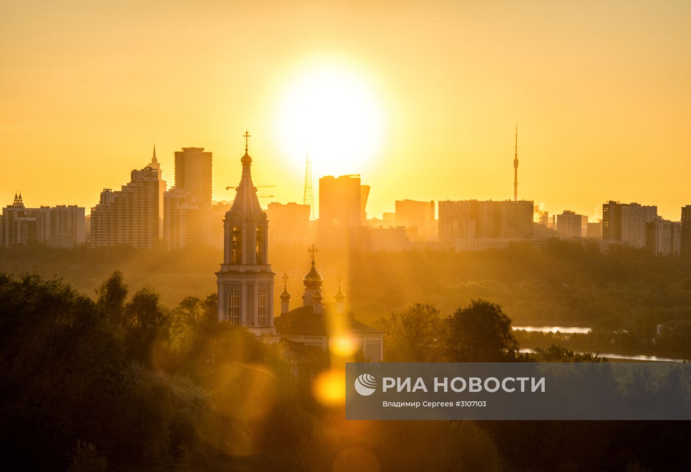 Рассвет в Москве