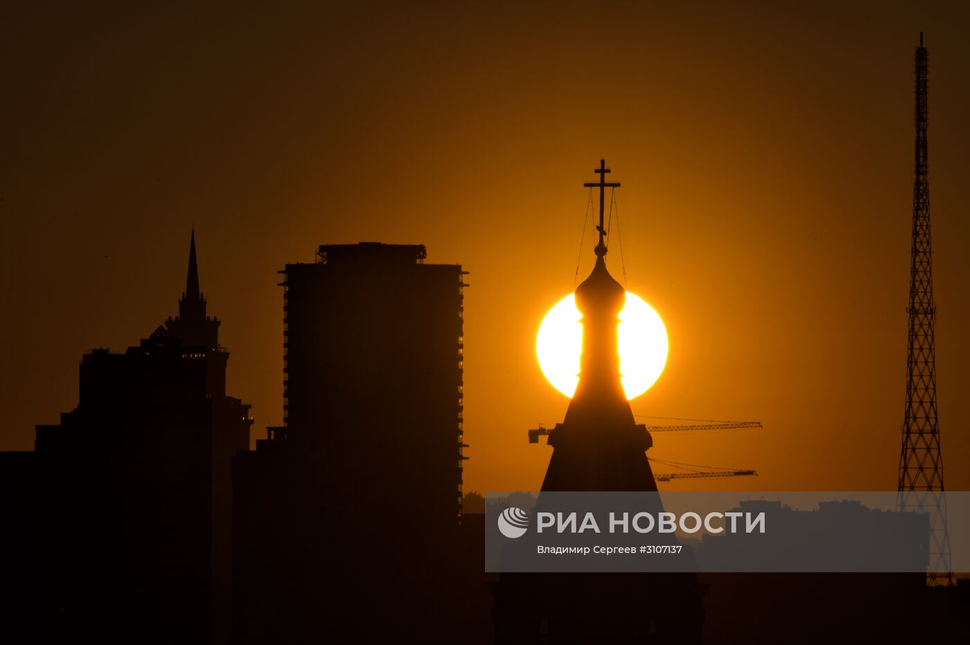 Рассвет в Москве