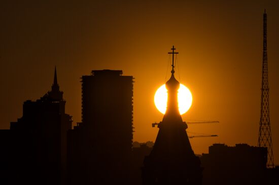 Рассвет в Москве