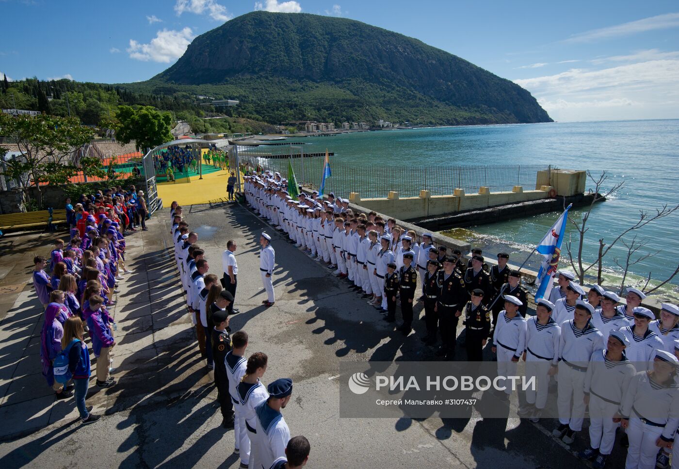 Лагерь в ялте. Артек лагерь море. Артек морской лагерь. Лагерь Артек в Крыму. Ялта лагерь Артек.