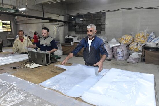 Завод по изготовлению изделий из полимеров на востоке Дамаска в районе Баб аль Шарки